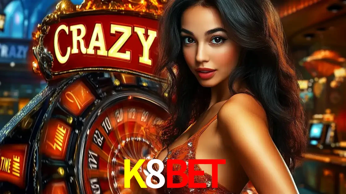 Mulher glamourosa olhando para a câmera com a roda vermelha do Crazy Time ao fundo em um ambiente de cassino, destacando a emoção dos jogos ao vivo no K8BET.