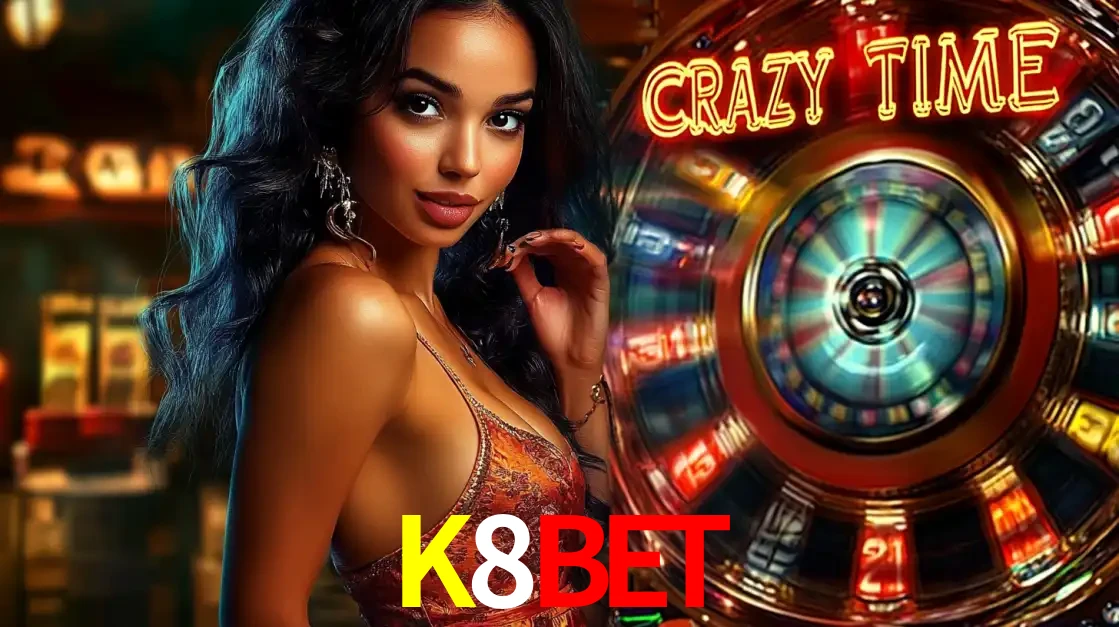 Mulher elegante ao lado da vibrante roda da fortuna do jogo de cassino ao vivo Crazy Time, um dos game shows mais populares e cheios de prêmios do K8BET.